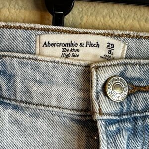 Abercrombie & Fitch The Mom High-Rise Jeans - Light Wash Blue